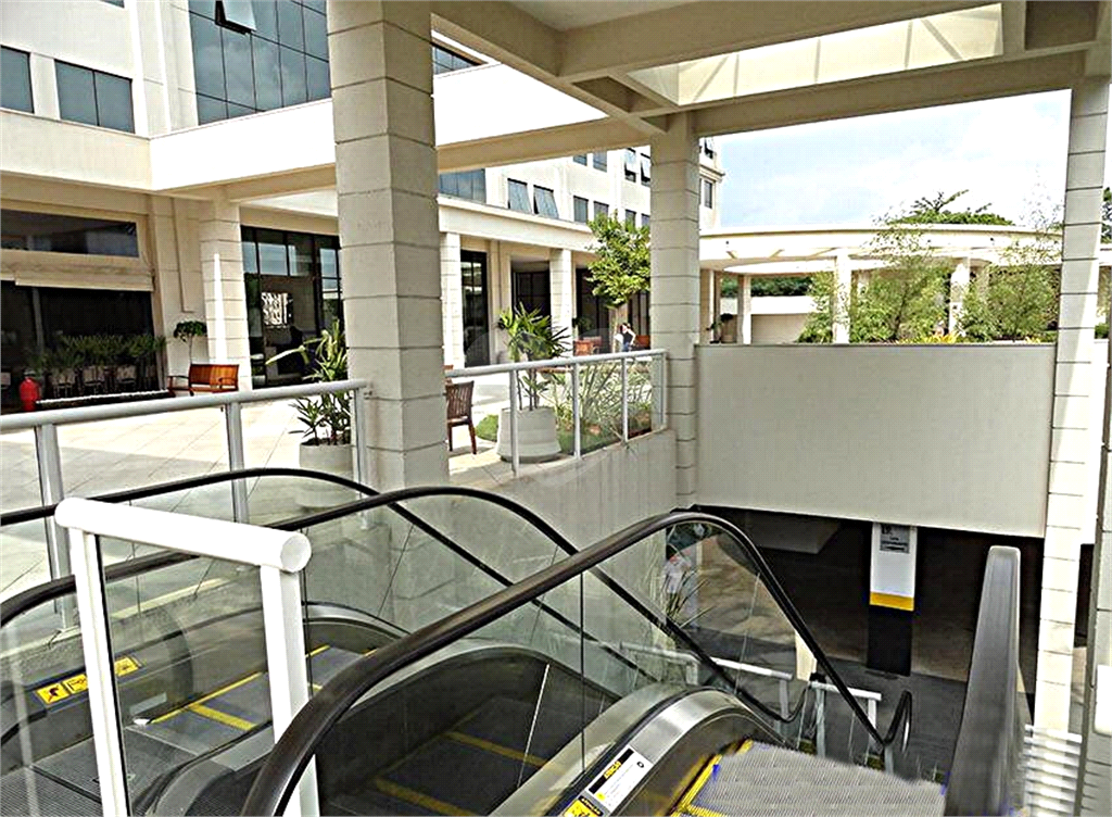Sala com 87,21 METROS QUADRADOS 8 minutos do Metrô
