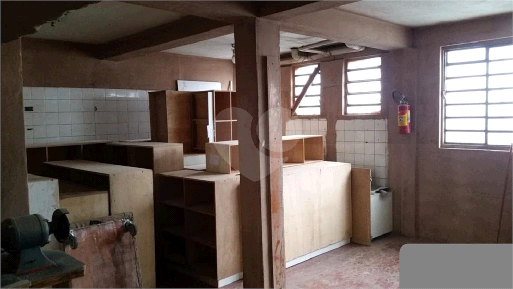 Galpão no Jardim Peri com 312 metros quadrados ao lado da Avenida Inajar de Souza