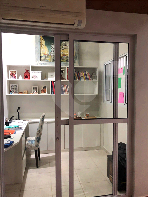 Sobrado em condomínio fechado de alto padrão. Segurança e infraestrutura para sua família