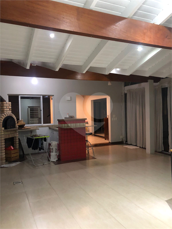 Sobrado em condomínio fechado de alto padrão. Segurança e infraestrutura para sua família