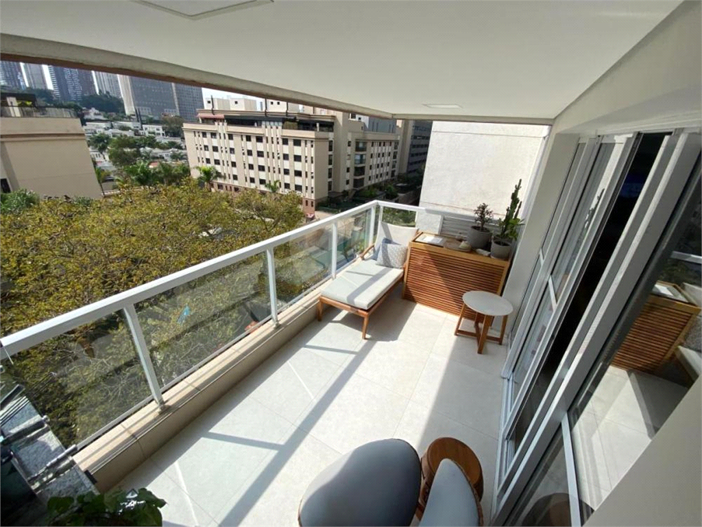 Real Parque Agradável apartamento com varanda na copa da árvore e na melhor prumada do edifício!!!