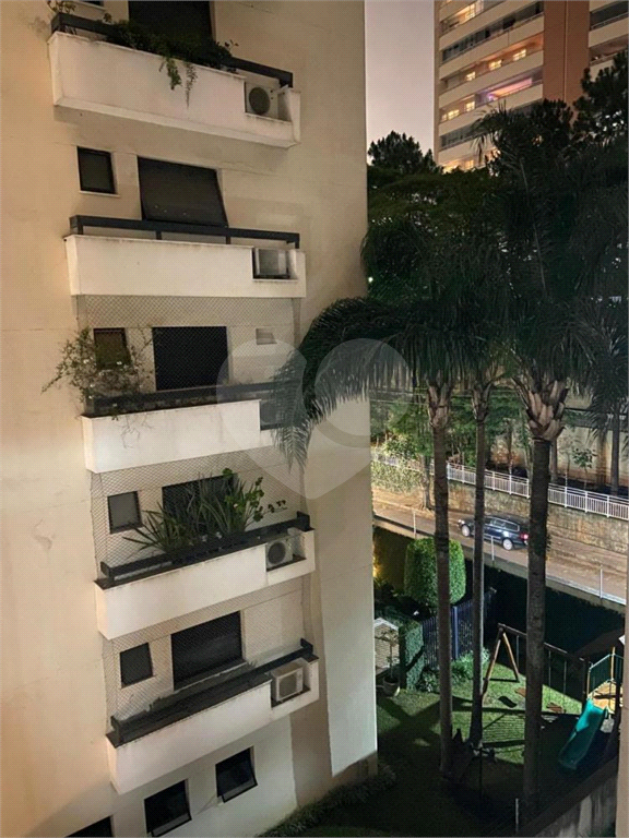 Real Parque Agradável apartamento com varanda na copa da árvore e na melhor prumada do edifício!!!