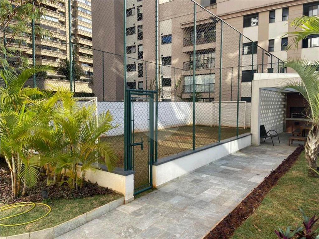 Real Parque Agradável apartamento com varanda na copa da árvore e na melhor prumada do edifício!!!
