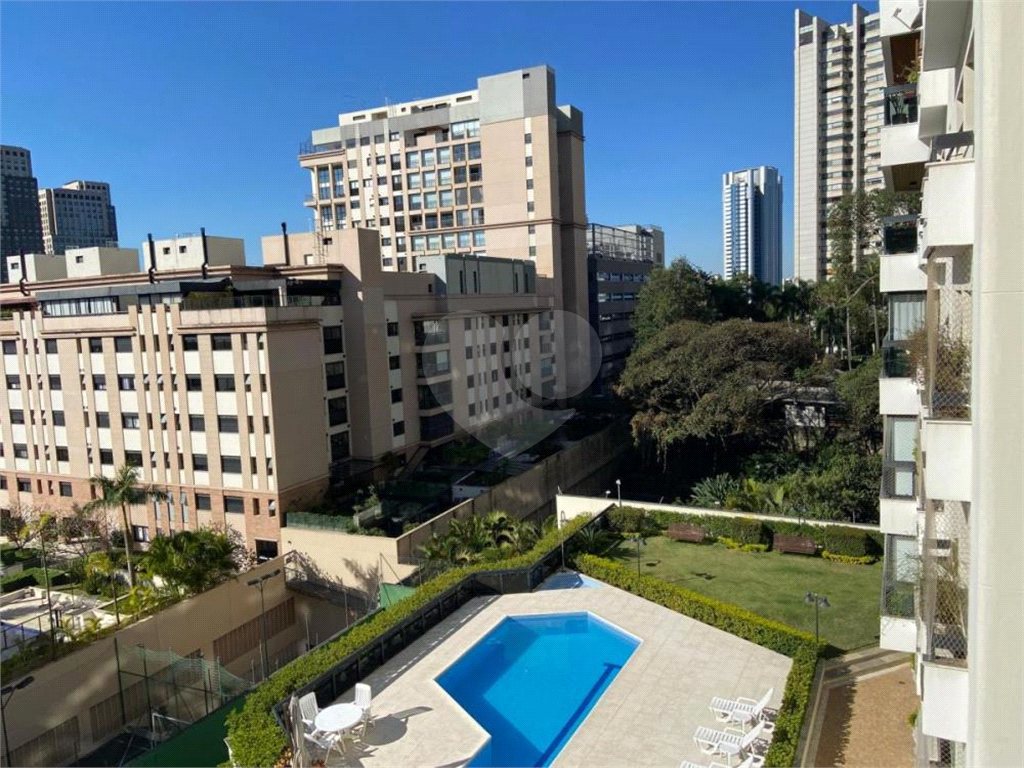 Real Parque Agradável apartamento com varanda na copa da árvore e na melhor prumada do edifício!!!