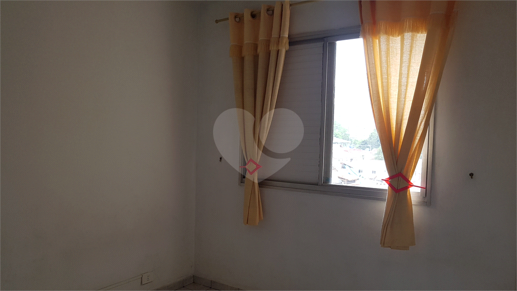 APARTAMENTO em VILA LEONOR