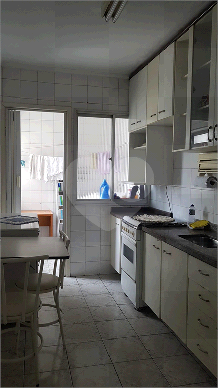 APARTAMENTO em VILA LEONOR