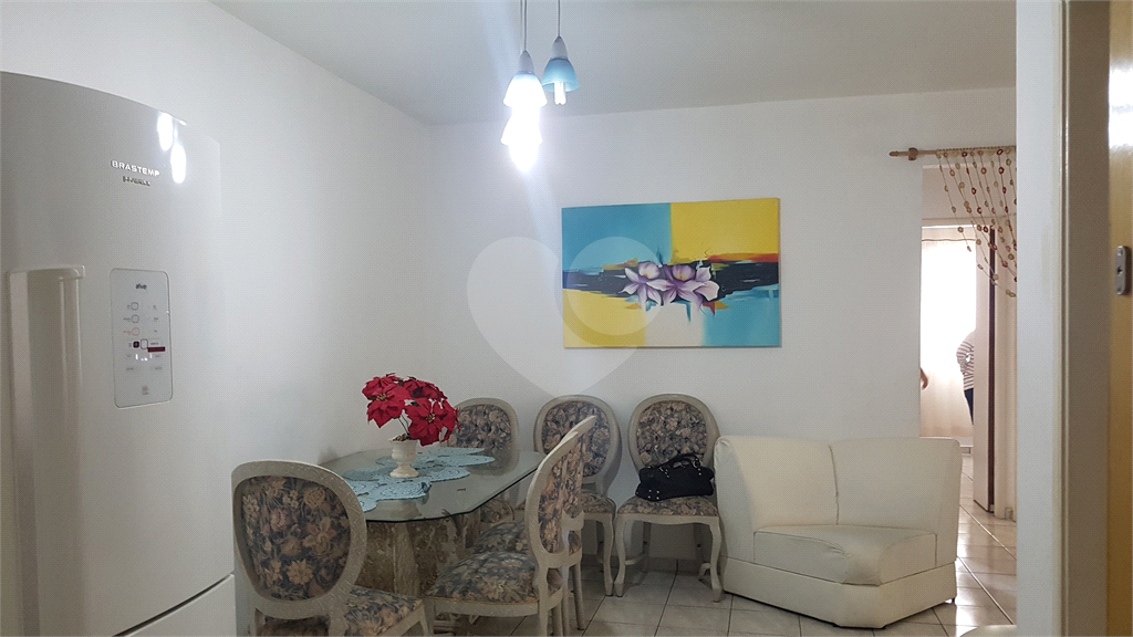 APARTAMENTO em VILA LEONOR