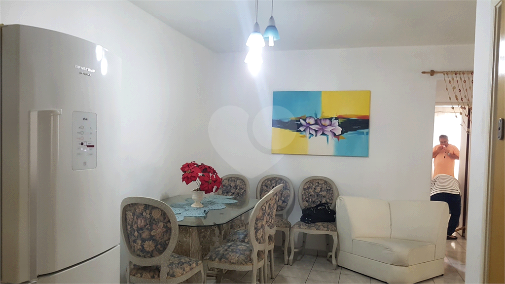 APARTAMENTO em VILA LEONOR
