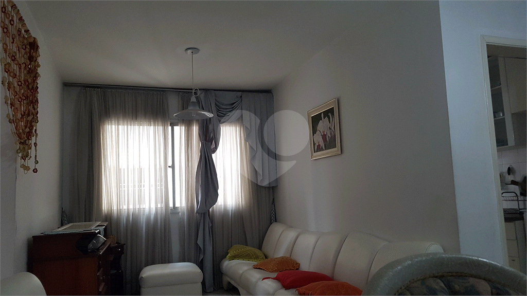 APARTAMENTO em VILA LEONOR