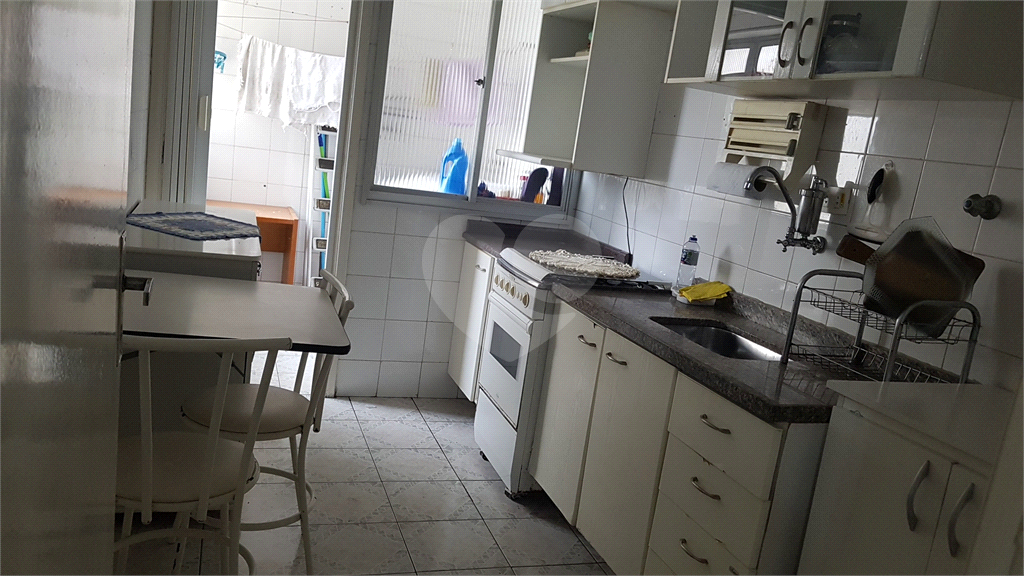APARTAMENTO em VILA LEONOR