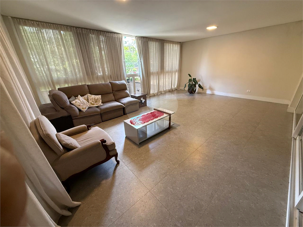 Bela casa assobradada, no bairro Jardim Franca próximo a Padaria Paris!