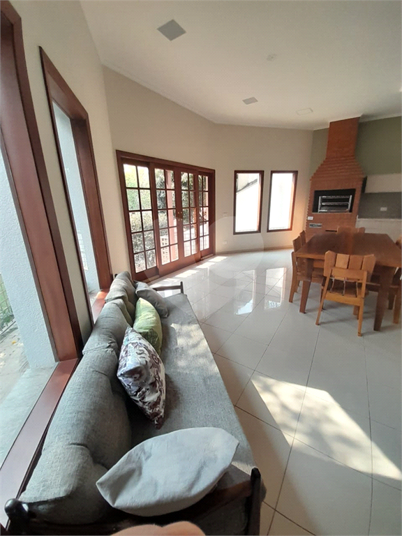 3 AMPLAS SUITES MAIS ECRITORIO MUITO VERDE E AMPLO QUINTAL