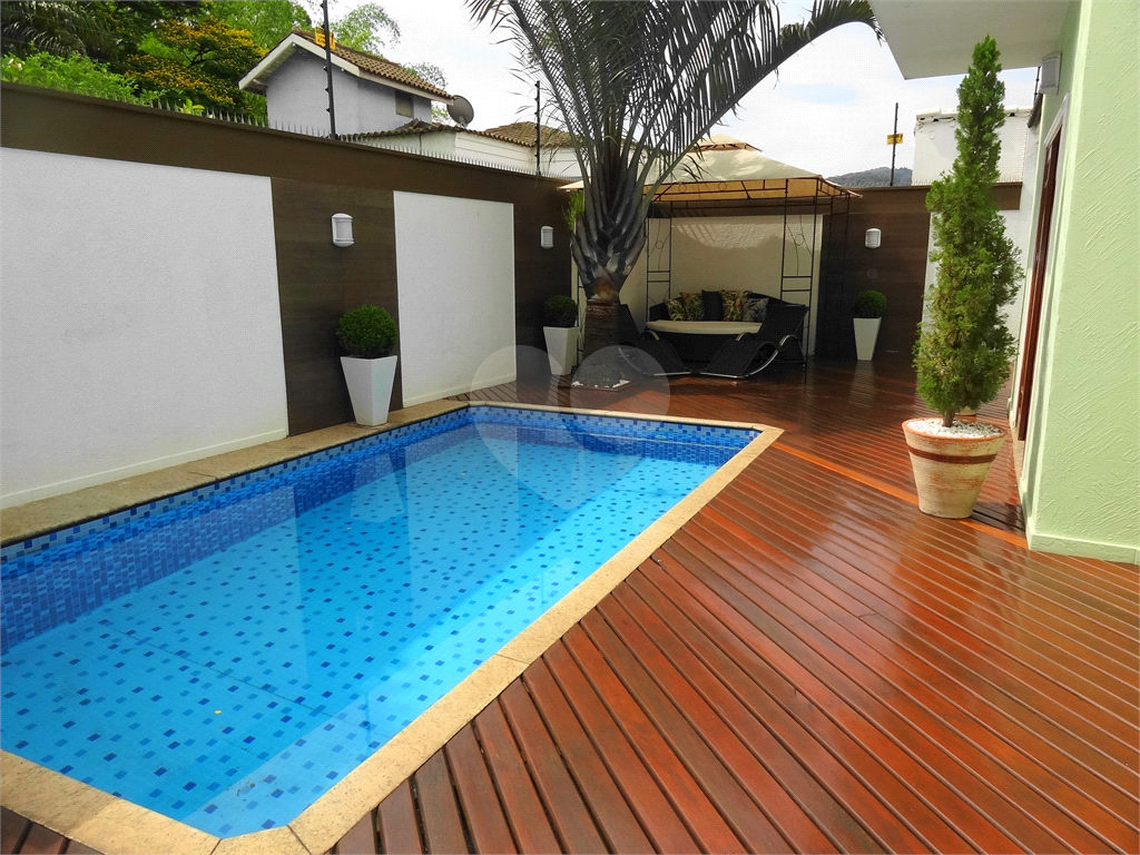 Sobrado com piscina no Horto
