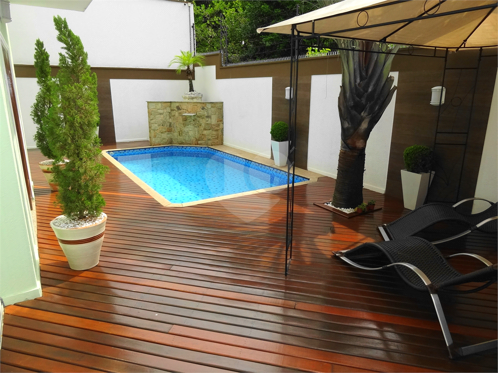Sobrado com piscina no Horto