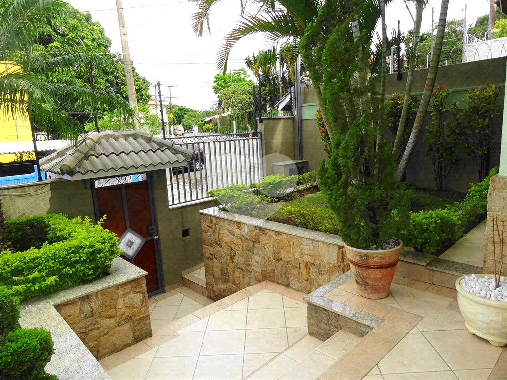 Sobrado com piscina no Horto