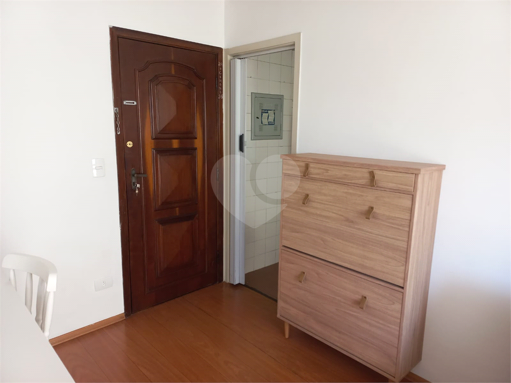 1 dormitório e sala com varanda. 1 vaga.