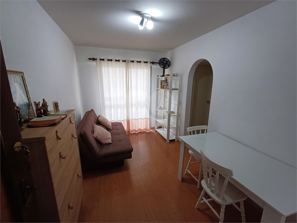 1 dormitório e sala com varanda. 1 vaga.