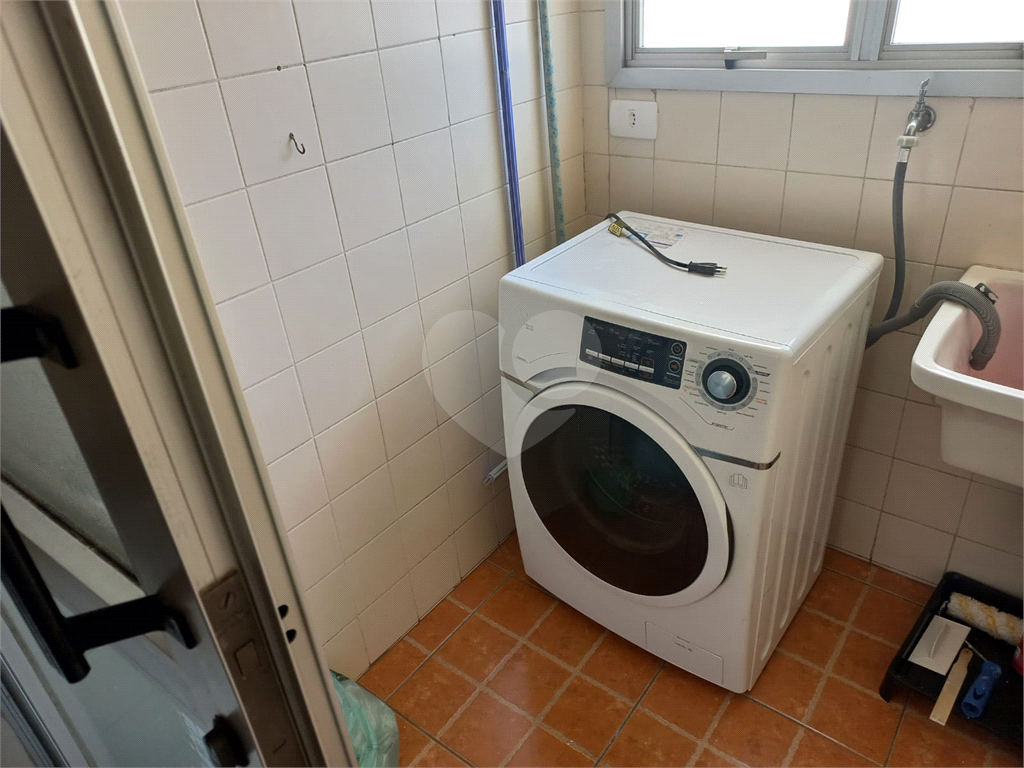 1 dormitório e sala com varanda. 1 vaga.