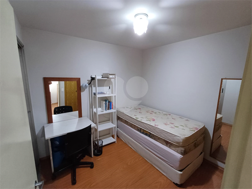 1 dormitório e sala com varanda. 1 vaga.