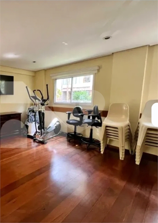 1 dormitório e sala com varanda. 1 vaga.