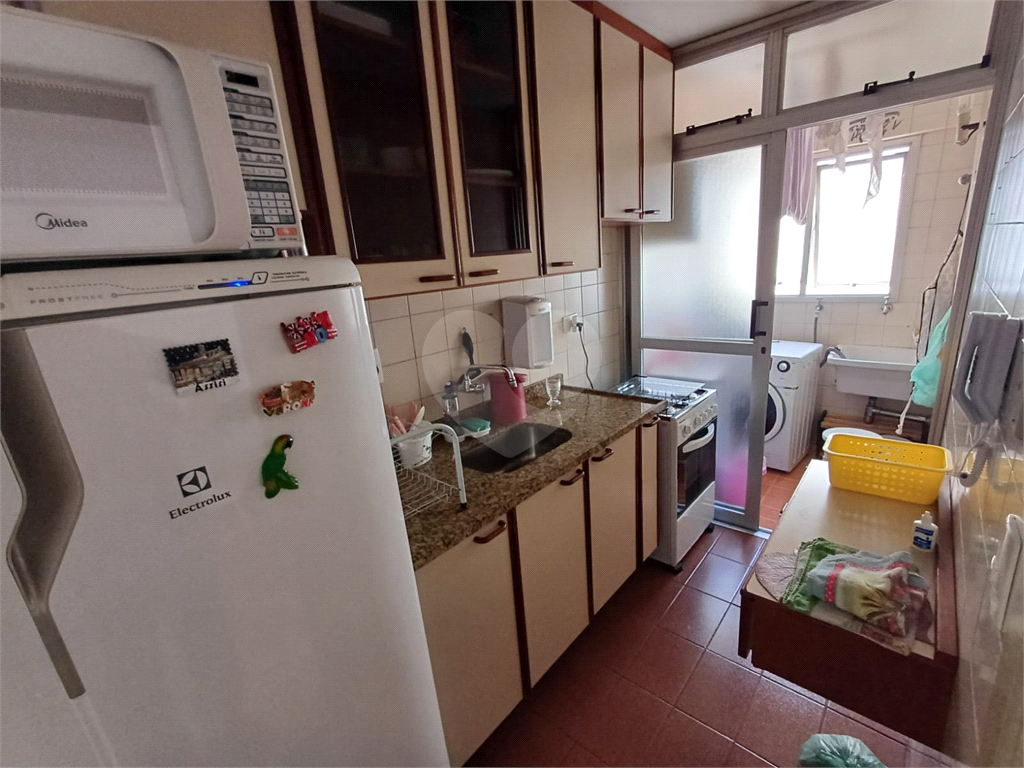 1 dormitório e sala com varanda. 1 vaga.