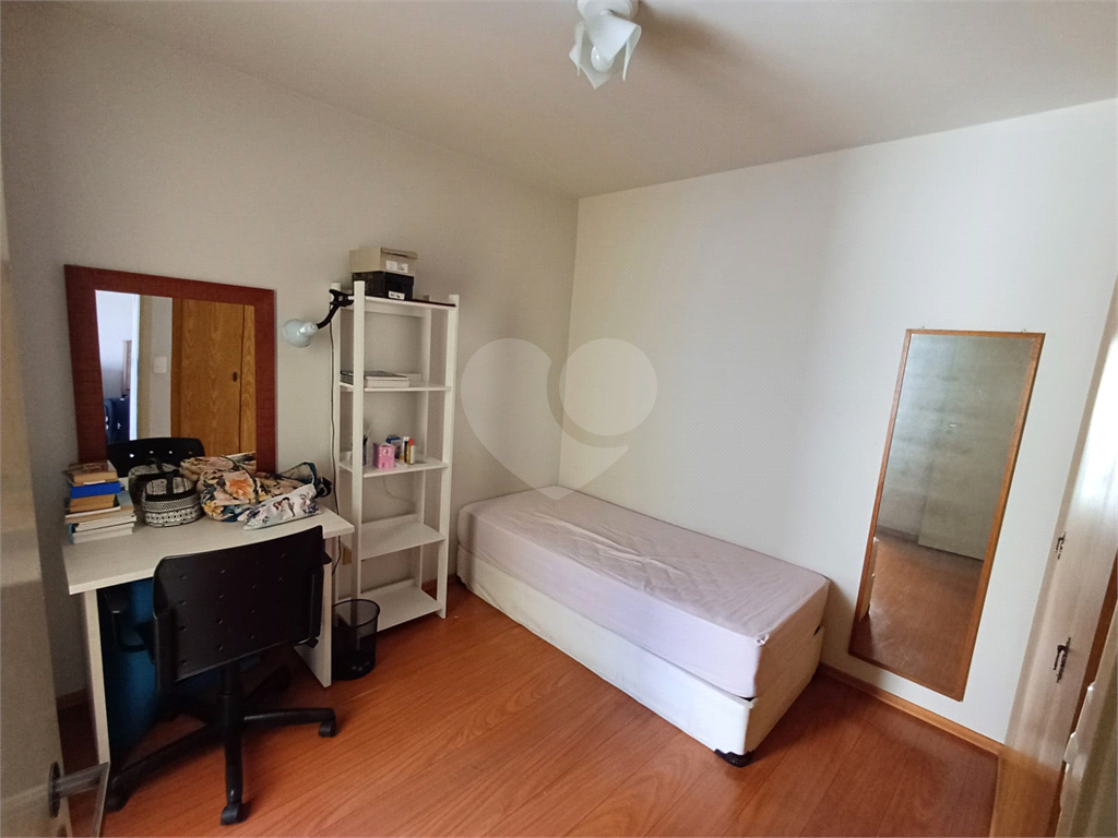 1 dormitório e sala com varanda. 1 vaga.