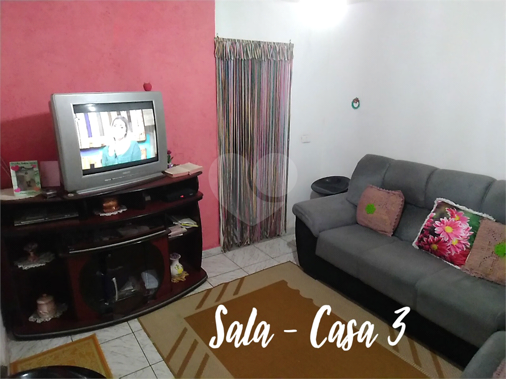 Terreno com 3 casas construídas no Jaraguá