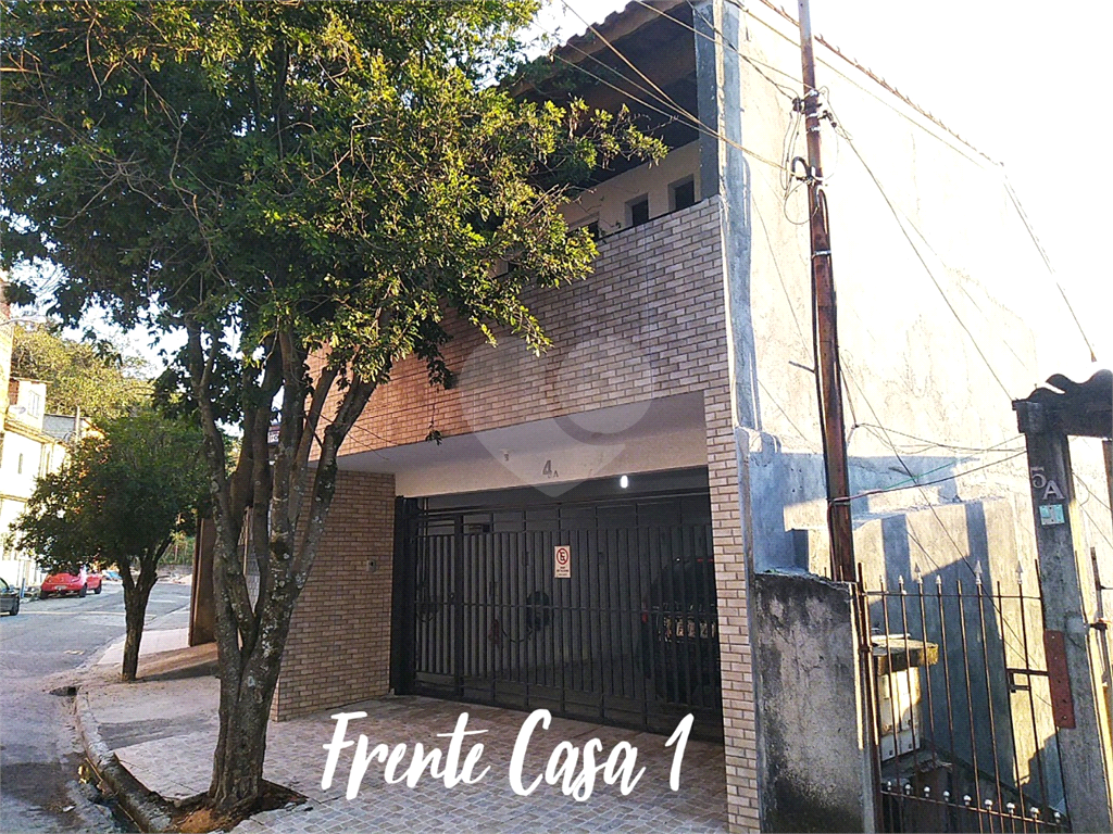 Terreno com 3 casas construídas no Jaraguá