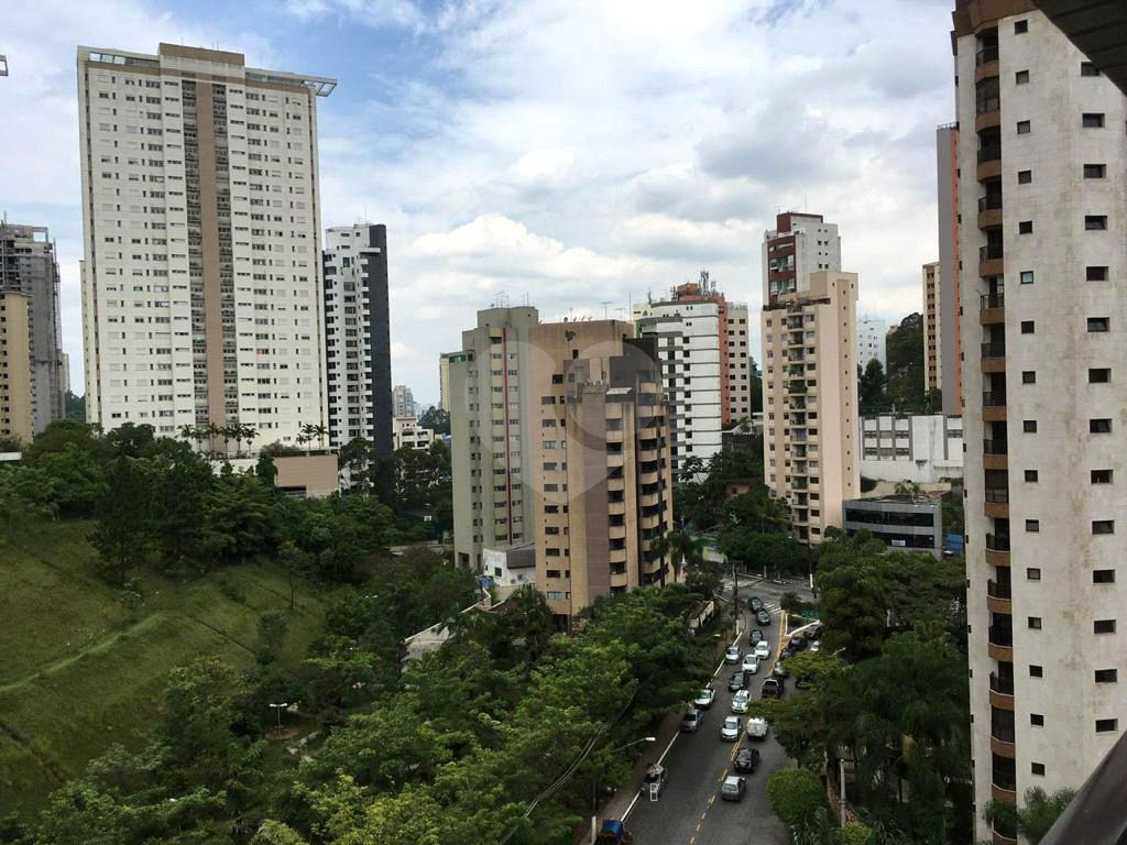 APARTAMENTO em MORUMBI