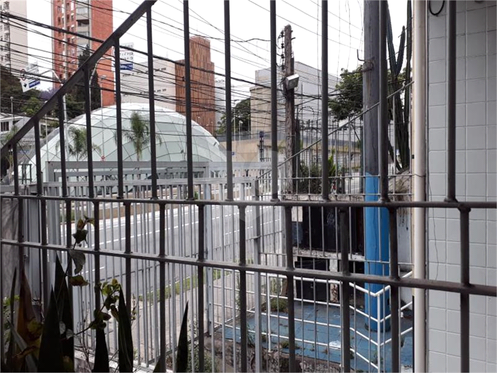 Casa em frente a estação Borba  Gato