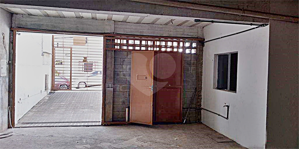 Prédio projetado para a construção de 12 apartamentos