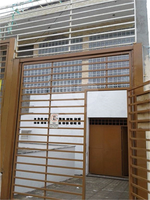 Prédio projetado para a construção de 12 apartamentos
