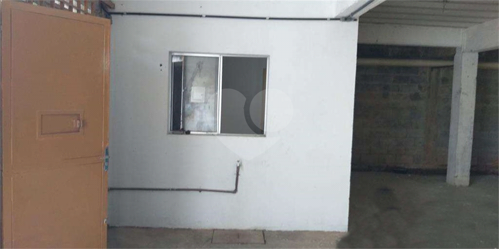 Prédio projetado para a construção de 12 apartamentos
