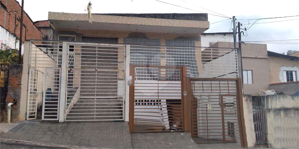 Prédio projetado para a construção de 12 apartamentos