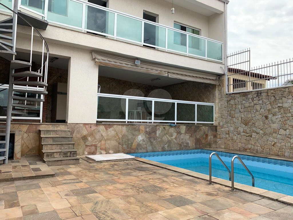 Excelente sobrado com piscina e churrasqueira
