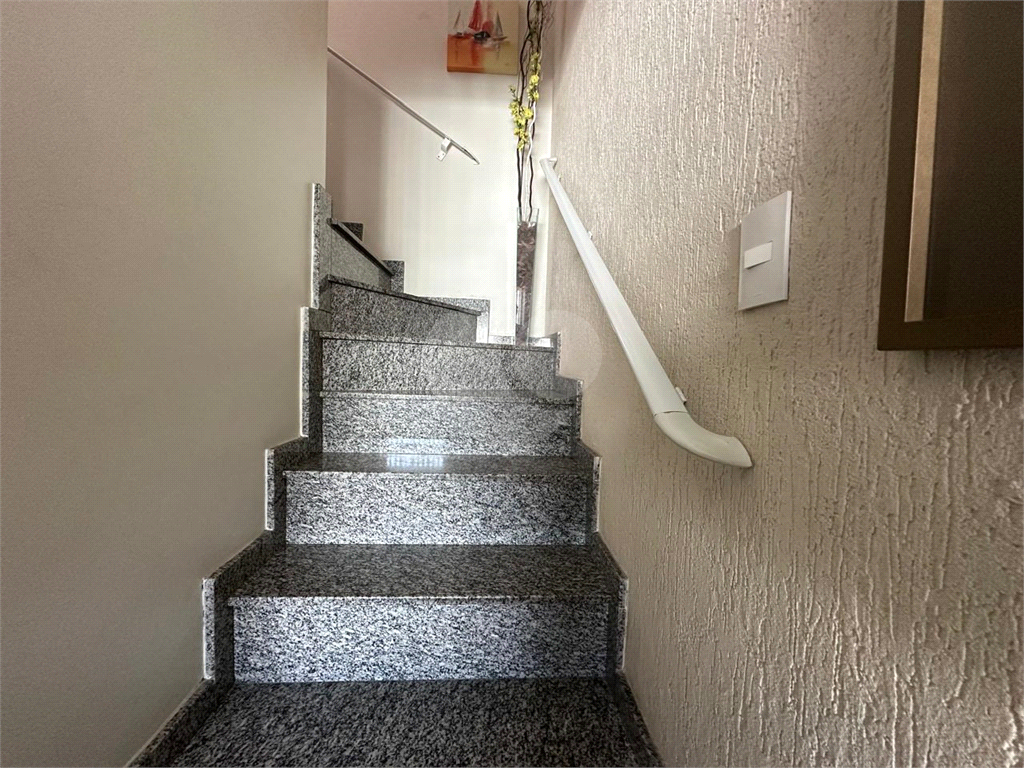Sobrado localizado no Mandaqui, com 2 suítes e 3 vagas de garagem. Excelente conservação.