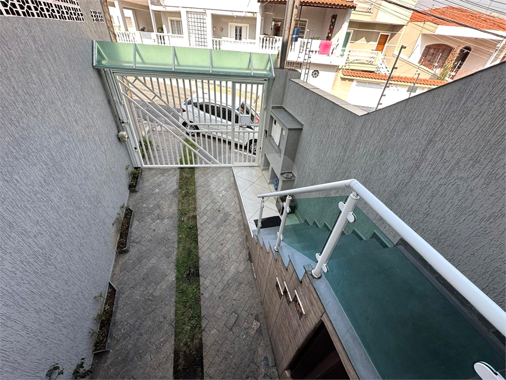 Sobrado localizado no Mandaqui, com 2 suítes e 3 vagas de garagem. Excelente conservação.