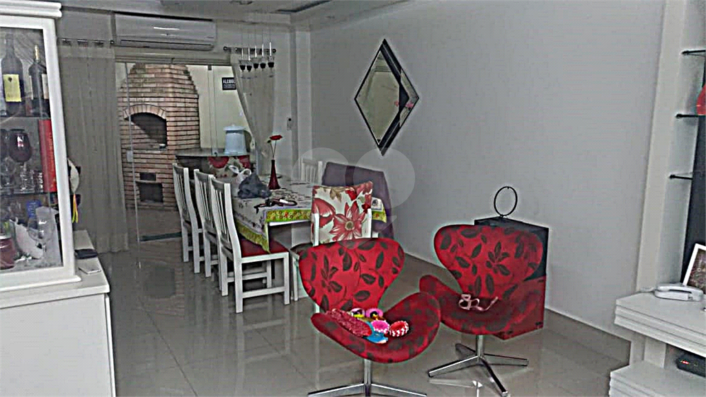 Sobrado em condomínio fechado. 130m²  8 minutos para o Metrô