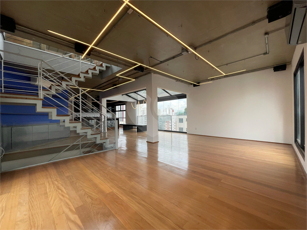 Cobertura tríplex com 285 m², 2 suítes, 3 vagas na Rua Fidalga, Vila Madalena-SP