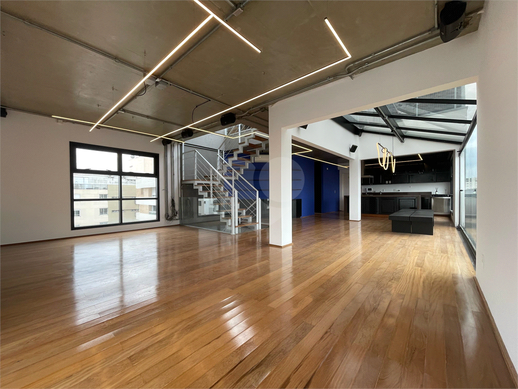 Cobertura tríplex com 285 m², 2 suítes, 3 vagas na Rua Fidalga, Vila Madalena-SP