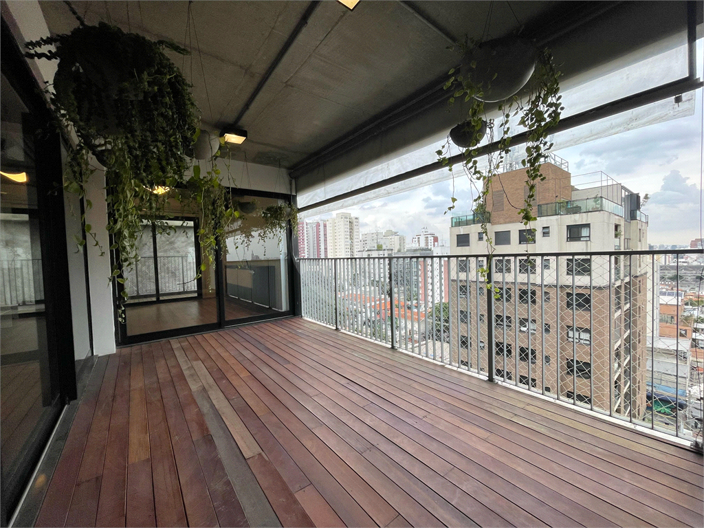 Cobertura tríplex com 285 m², 2 suítes, 3 vagas na Rua Fidalga, Vila Madalena-SP