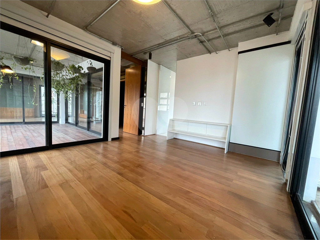 Cobertura tríplex com 285 m², 2 suítes, 3 vagas na Rua Fidalga, Vila Madalena-SP
