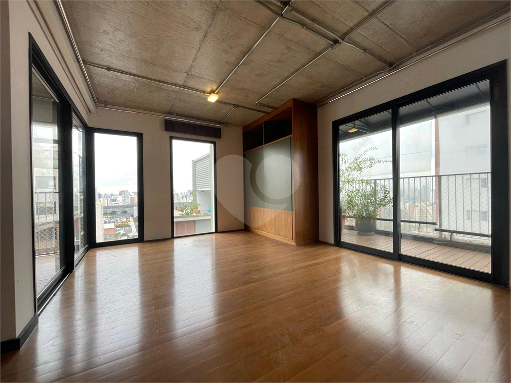 Cobertura tríplex com 285 m², 2 suítes, 3 vagas na Rua Fidalga, Vila Madalena-SP