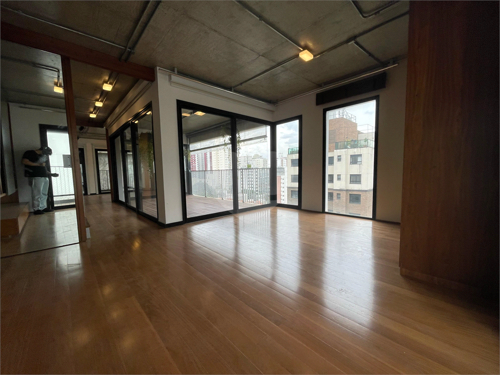 Cobertura tríplex com 285 m², 2 suítes, 3 vagas na Rua Fidalga, Vila Madalena-SP
