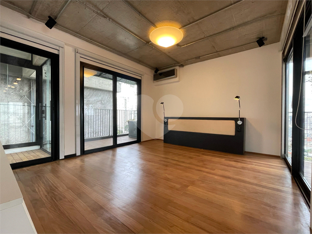 Cobertura tríplex com 285 m², 2 suítes, 3 vagas na Rua Fidalga, Vila Madalena-SP