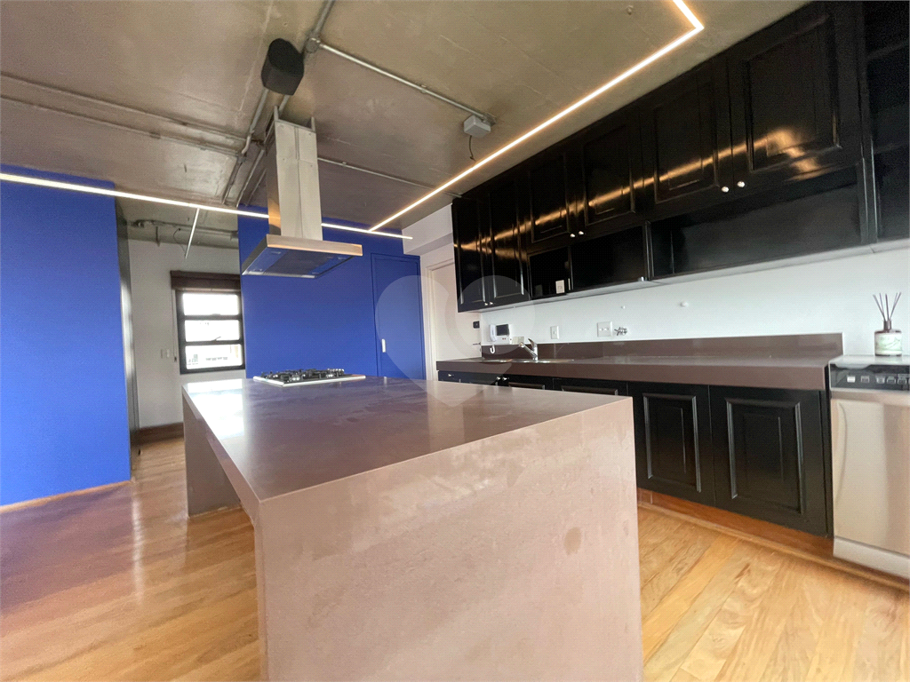 Cobertura tríplex com 285 m², 2 suítes, 3 vagas na Rua Fidalga, Vila Madalena-SP