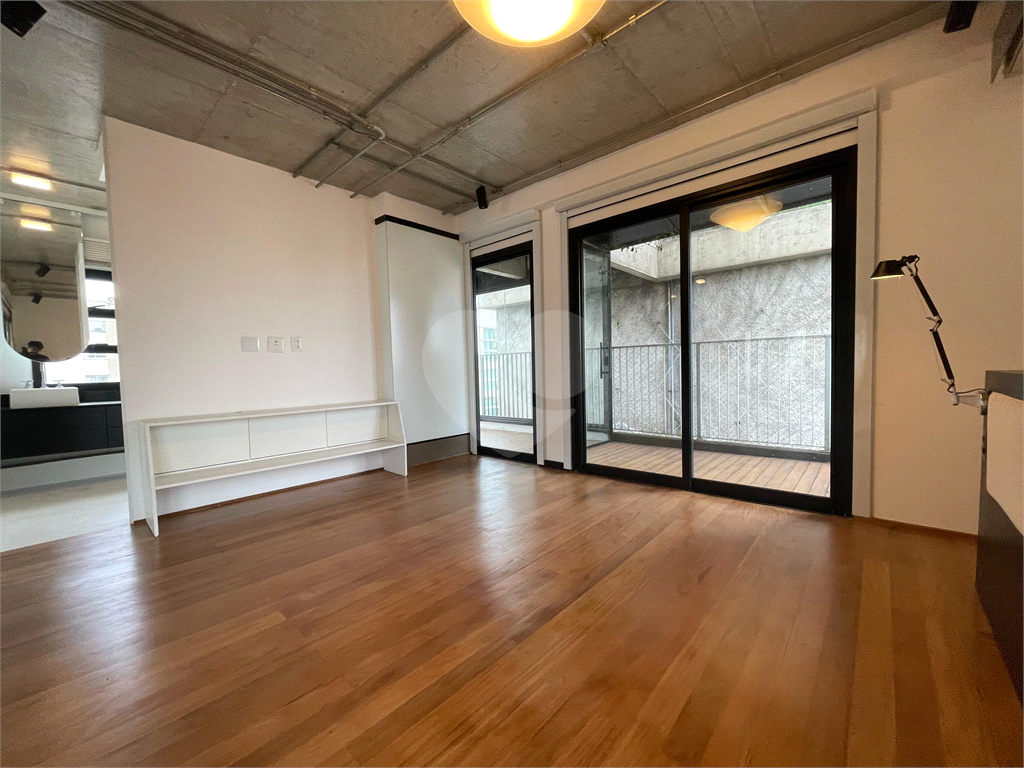 Cobertura tríplex com 285 m², 2 suítes, 3 vagas na Rua Fidalga, Vila Madalena-SP