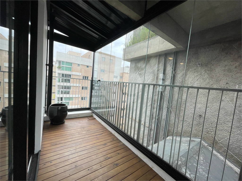 Cobertura tríplex com 285 m², 2 suítes, 3 vagas na Rua Fidalga, Vila Madalena-SP
