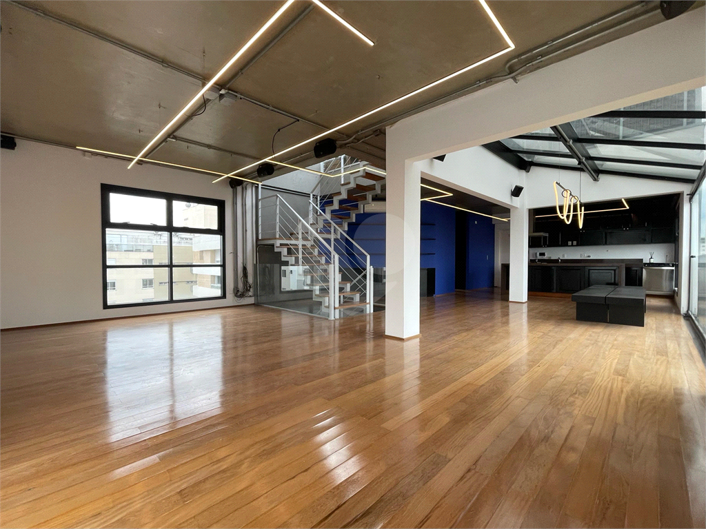 Cobertura tríplex com 285 m², 2 suítes, 3 vagas na Rua Fidalga, Vila Madalena-SP