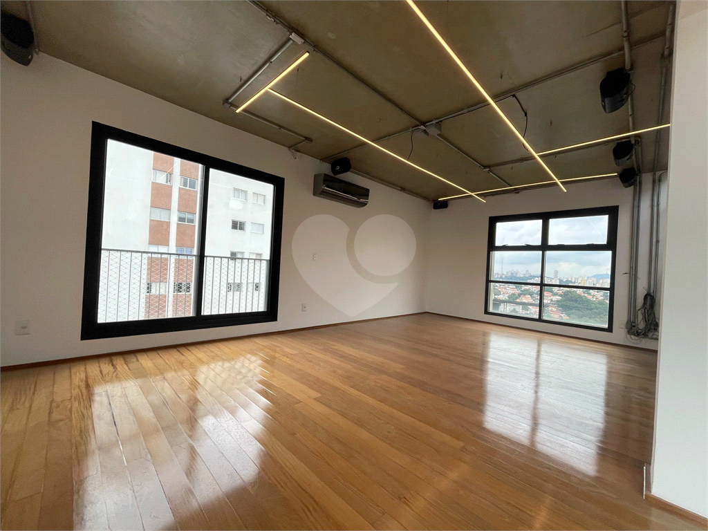 Cobertura tríplex com 285 m², 2 suítes, 3 vagas na Rua Fidalga, Vila Madalena-SP